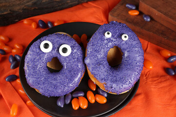 Doces decorados para festa de halloween, donuts