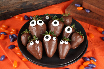 Doces decorados para festa de halloween: morangos, frutas, chocolates, cookies e donuts