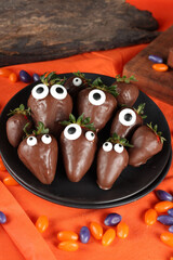 Doces decorados para festa de halloween: morangos, frutas, chocolates, cookies e donuts