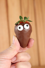 Doces decorados para festa de halloween: morangos, frutas, chocolates, cookies e donuts