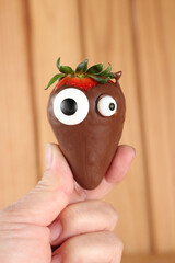 Doces decorados para festa de halloween: morangos, frutas, chocolates, cookies e donuts