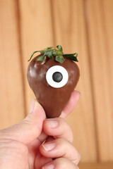 Doces decorados para festa de halloween: morangos, frutas, chocolates, cookies e donuts