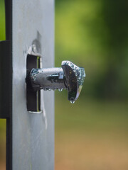 Ein Wasserhahn steht für das wichtigste in der Welt, sauberes Trinkwasser