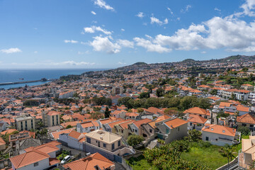 Obraz premium Panoramic View of Funchal City with Red Tiled Roofs and Ocean, Madeira, Portugal