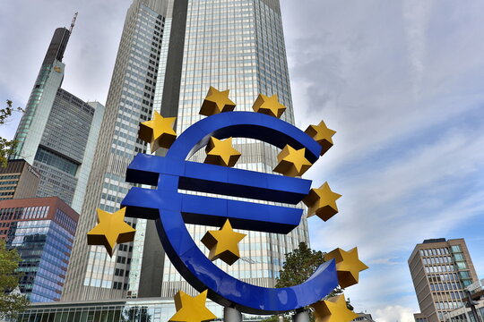 Euroskulptur von Ottmar H&ouml;rl auf dem Willy-Brandt-Platz in Frankfurt im Zuge der Einf&uuml;hrung des Euro im Dezember 2001 aufgestellt 