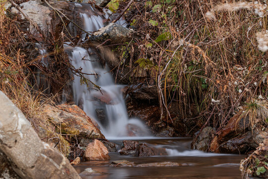 ruscello in un ambiente naturale di montagna con acqua corrente
