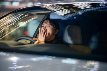 女性　車　ドライブ　居眠り運転