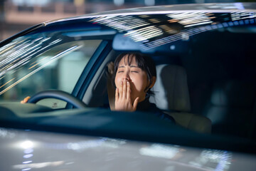 女性　車　ドライブ　居眠り運転