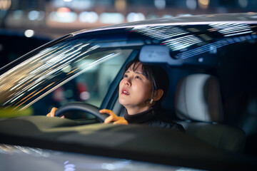 女性　車　ドライブ