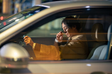 男性　車　ドライブ　居眠り運転