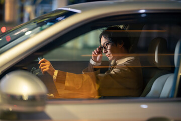 男性　車　ドライブ　居眠り運転