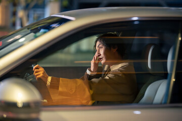 男性　車　ドライブ　居眠り運転