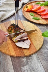 Deep-fried pork is cut with a knife.