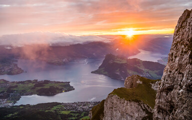 Panoramablick vom Gipfel des Pilatus auf den Vierwaldst&auml;ttersee bei Sonnenaufgang