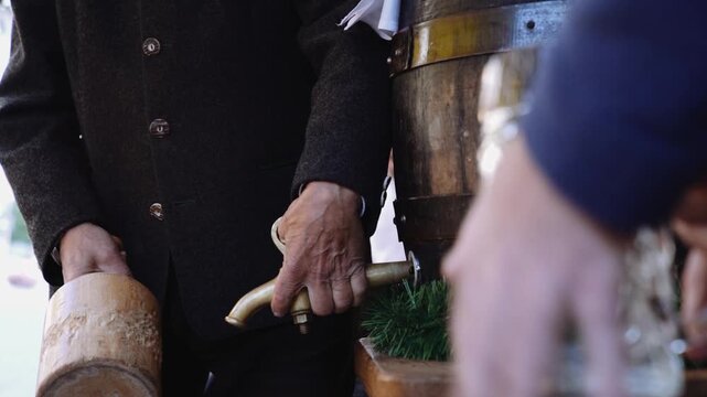 Bayerisches Bierfass wird angezapft in Zeitlupe, Detailaufnahme traditioneller Holzf&auml;sser, Symbol f&uuml;r Oktoberfest, Brauerei und bayerische Bierkultur, Full HD Slow Motion Video Clip