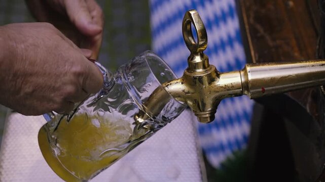 Bayerisches Bierfass wird angezapft in Zeitlupe, Detailaufnahme traditioneller Holzf&auml;sser, Symbol f&uuml;r Oktoberfest, Brauerei und bayerische Bierkultur, Full HD Slow Motion Video Clip