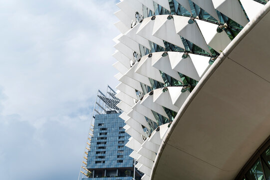 Glass structure with patterned facade for heat control