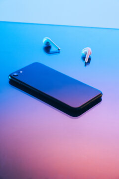 Smartphone and earphones