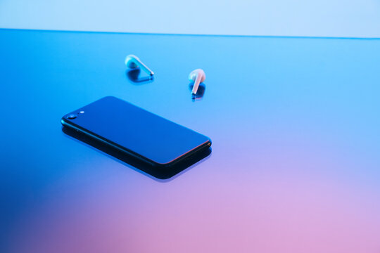 Smartphone and earphones