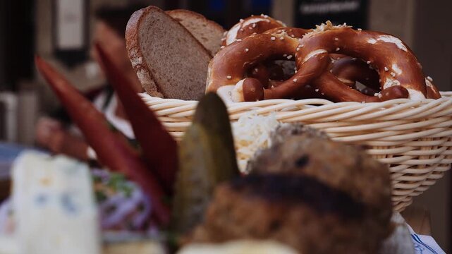 Bayerisches Brett mit kalten Speisen, Detailaufnahme in Full HD, Oktoberfest- und Biergartenstimmung, traditionelle bayerische K&uuml;che Video Clip