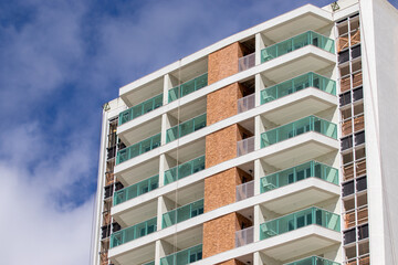 Prédio residencial moderno em fase de acabamento. 