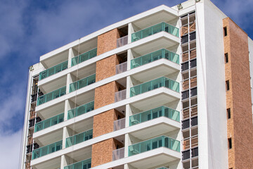 Prédio residencial moderno em fase de acabamento. 