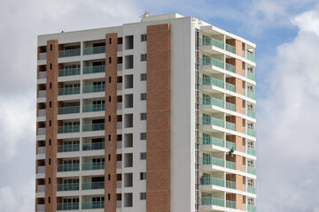 Fototapeta premium Fachada de prédio residencial em fase de acabamento. 
