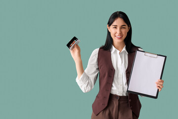 Naklejka premium Young secretary with document and stapler on green background