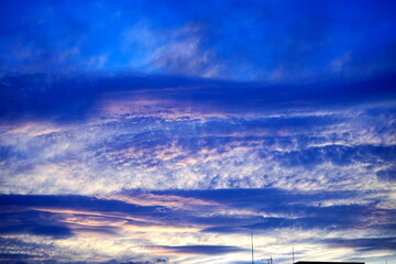 青色が印象的な夕暮れの空を捉えた写真です。空一面に広がる雲が、まるで絵画のようなグラデーションとテクスチャを作り出しています。