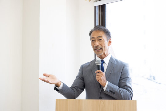 プレゼンテーションをするシニアビジネスマン