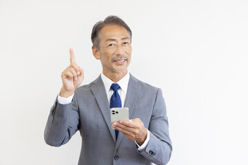 スマホを使うシニアビジネスマン