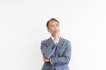 考えるグレイヘアのビジネスマン