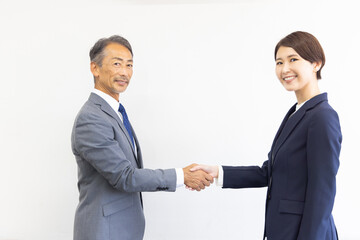 握手するビジネスマン