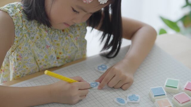 消しゴムはんこを作る子供
