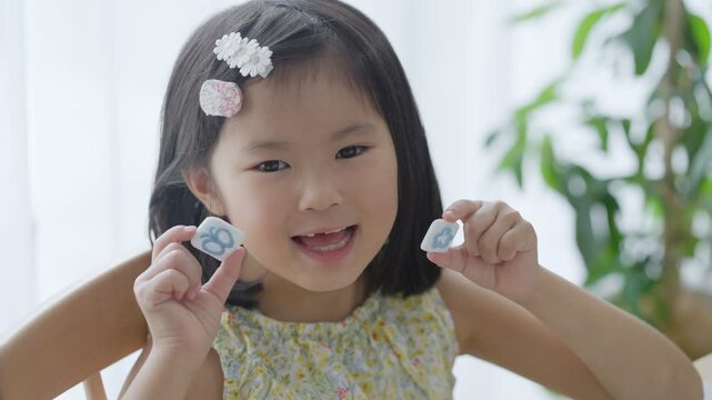 消しゴムはんこを持つ子供
