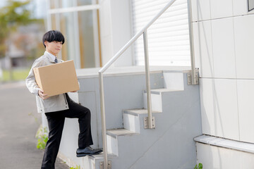 階段を上る作業員男性