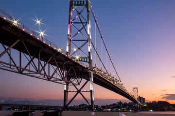 anoitecer em Florianópolis e a ponte Hercilio Luz com sua nova iluminação Florianopolis Santa Catarina Brasil