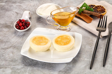 Roasted cheesecakes - Syrniki with honey