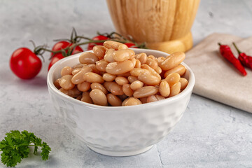 Canned white beans in the bowl
