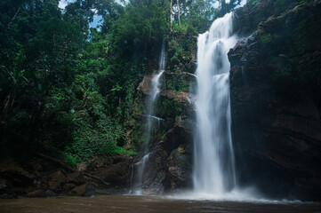 Obraz premium Majestic Waterfall Surrounded by Lush Greenery in Chiang Mai