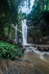 Obraz premium Majestic Waterfall in Chiang Mai Surrounded by Lush Greenery