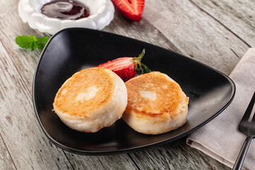 Cottage cheese pancakes - Syrniki for breakfast