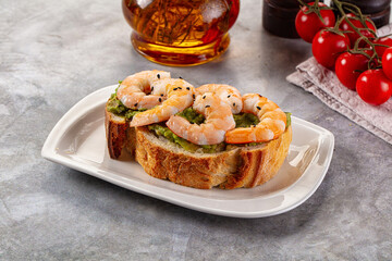 Sandwich with prawn and avocado