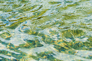 秋の柔らかい日差しを受ける川の水面12