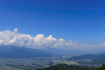 陣馬形山から中央アルプスに夏の雲がかかる伊那谷の絶景展望