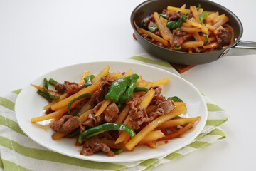 牛肉とじゃがいものピリ辛炒め