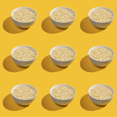 Seamless pattern with bowl of instant noodles on yellow background.
 
