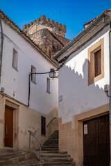 Vista panorámica del casco histórico de la ciudad española de Cáceres con vistas a los tejados de tejas marrones de edificios antiguos alrededor de la plaza principal en el soleado día de verano