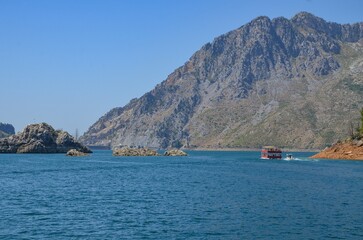 Obraz premium Türkiye, Side, August 22, 2025, tourist attraction green canyon, the ship is sailing in the green canyon