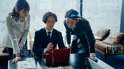 会議するビジネスパーソンのグループとデジタルテクノロジー